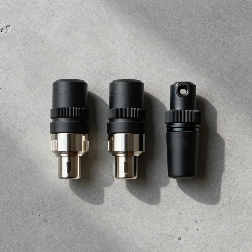 Top-down flatlay av en 3-fasadapter med skyddshatt på betongyta.